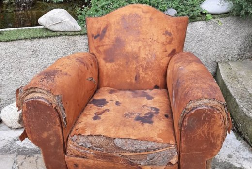 Rénovation d'un fauteuil usé aux Pennes-Mirabeau. Atelier Moher