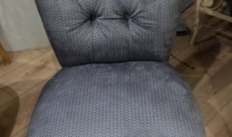 chaise basse capitonnee en cours de renovation manque les clous gris 2023