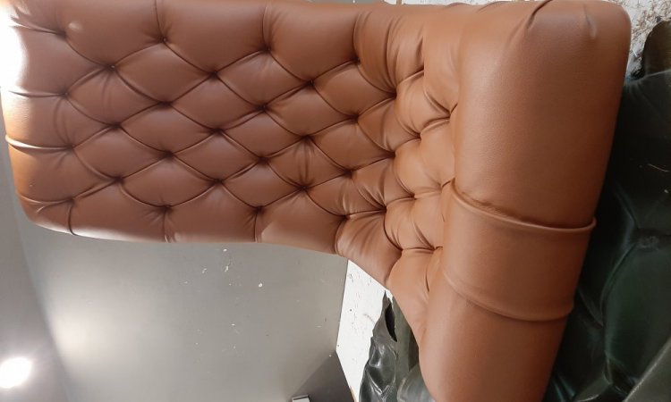 chesterfield en cuir cloutes 2023