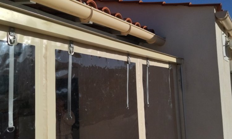 fabrication et pose d une facade plastifiée  avec fenetre cristal sur mesure 