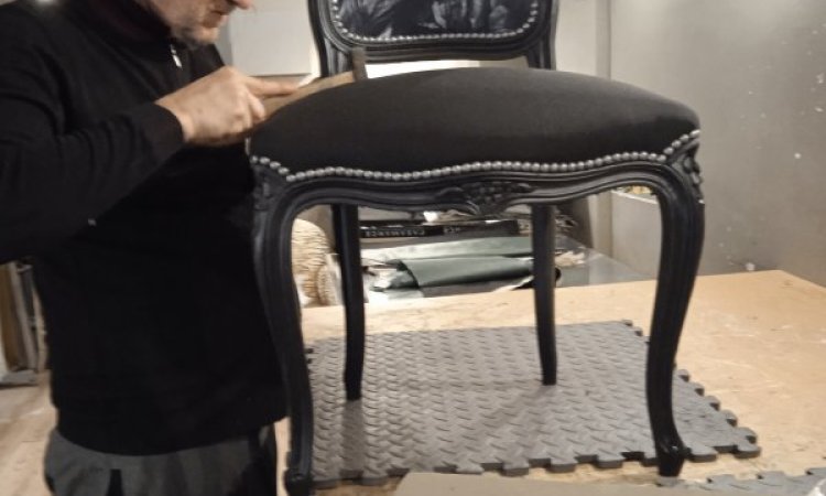 cloutage de la chaise avec clous deco argent mat