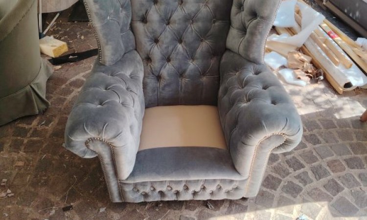 fauteuil cloutés avec clous argentés